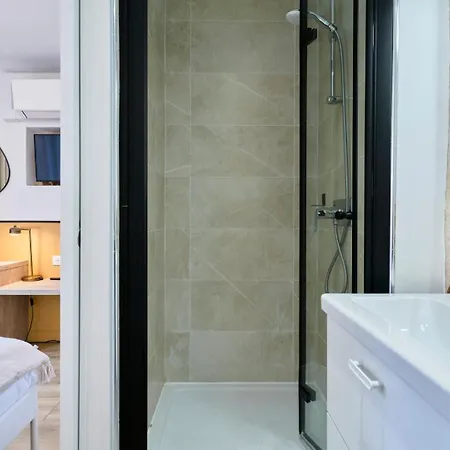 Maison 5 & 5 Sdb Proche Metro & Commerces *