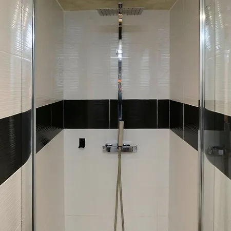 Maison 5 & 5 Sdb Proche Metro & Commerces *